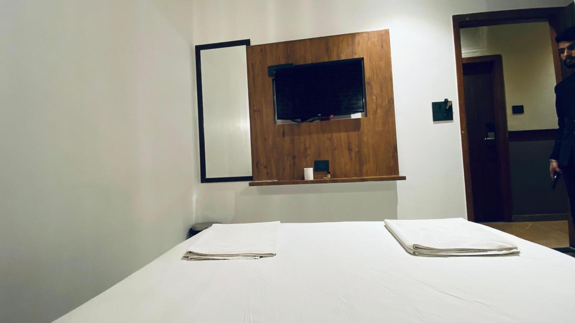 Hotel Palm Breeze - Colaba Mumbai