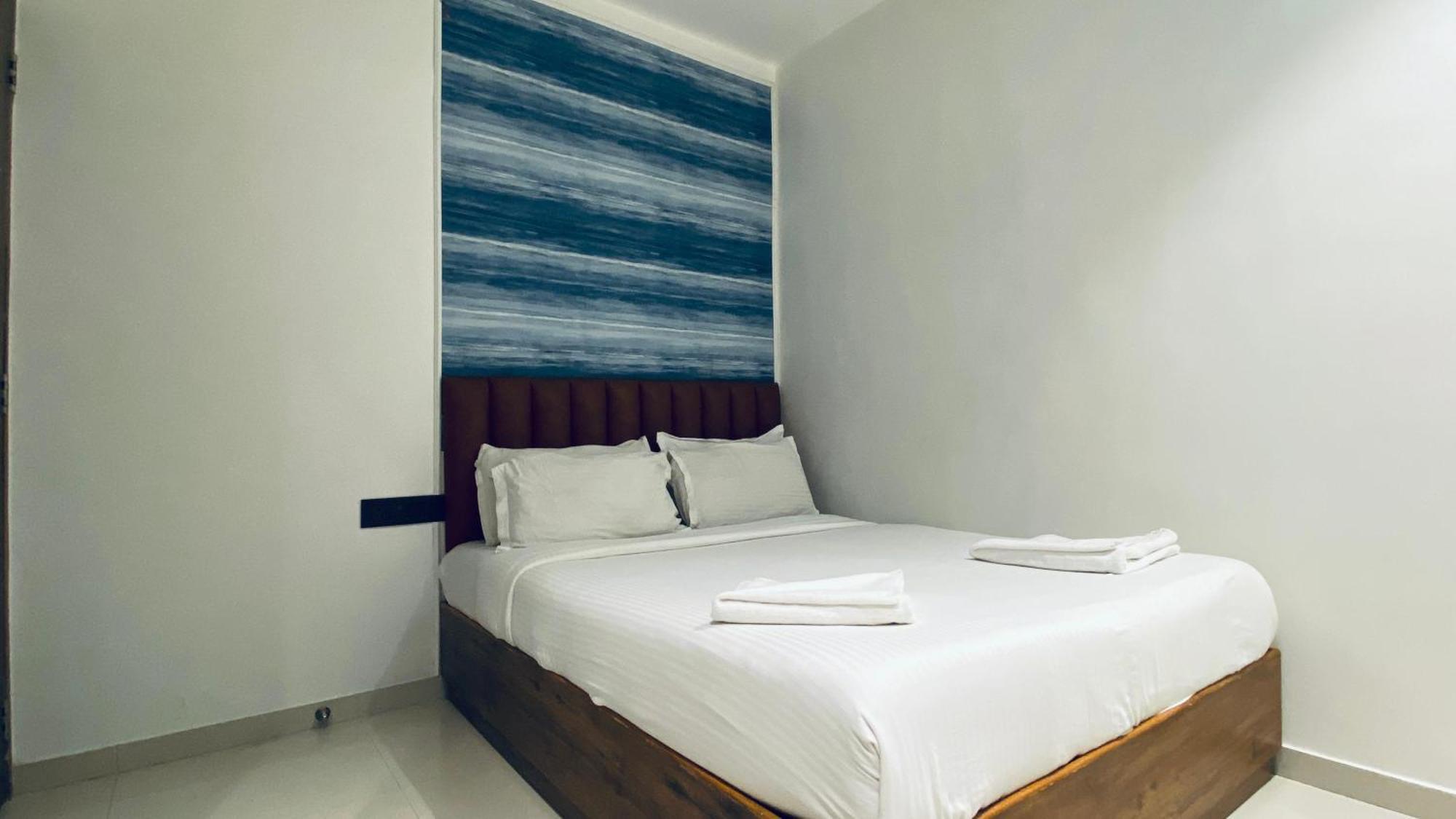 Palm Breeze - Colaba 3*